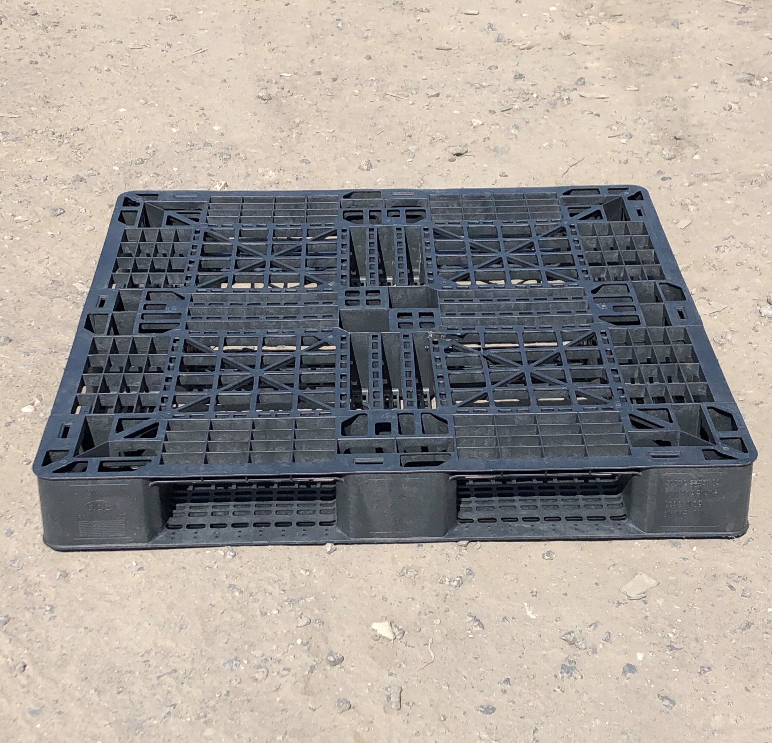 中古パレット（プラ）1.1×1.1　薄手